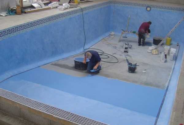 Этот бетонный бассейн отделывают пленкой ПВХ